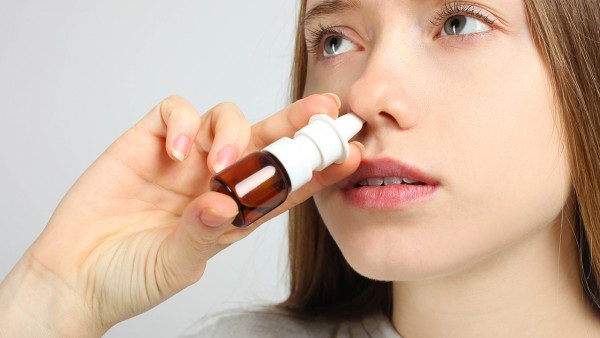 单侧持续鼻塞、嗅觉减退无鼻涕是什么原因 通窍鼻炎片能和双黄连口服液一起吃吗