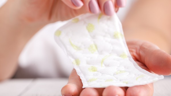 经期使用药物卫生巾能防妇科疾病吗？