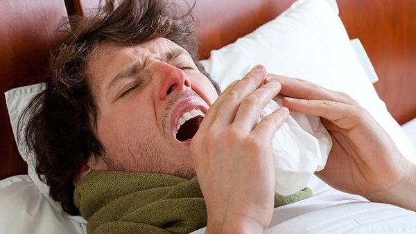 打喷嚏流鼻涕什么原因 苍耳子鼻炎滴丸能和感冒灵颗粒一起吃吗
