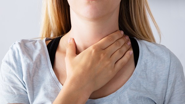 干咳、喉咙痒是新冠肺炎吗  新冠肺炎的早期症状及表现