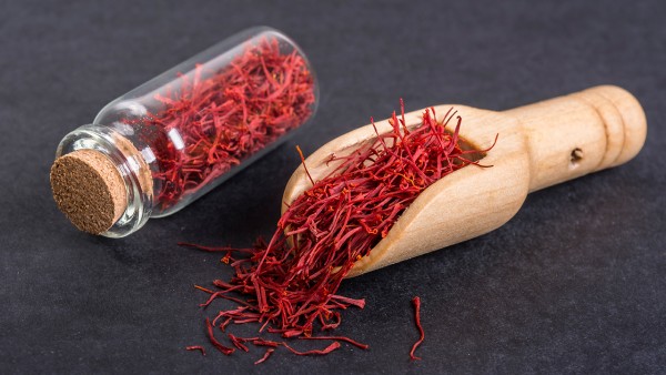 金银花能抑制新型冠状病毒肺炎吗？新型冠状病毒肺炎是由什么引起的