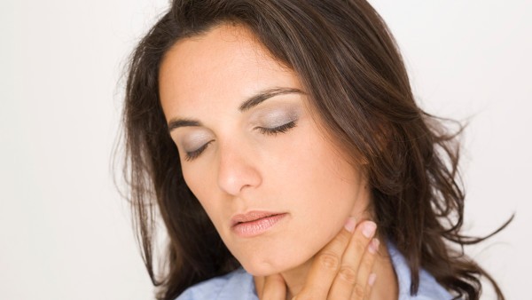感冒退热颗粒可以治咽喉肿痛的吗 感冒退热颗粒应该怎样用呢