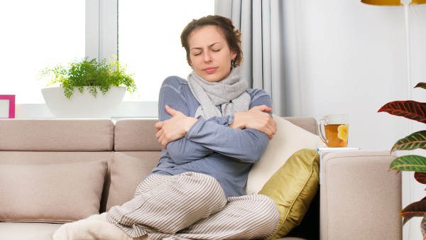 畏寒怕冷低烧全身酸痛是什么原因 畏寒怕冷低烧全身酸痛是感冒吗
