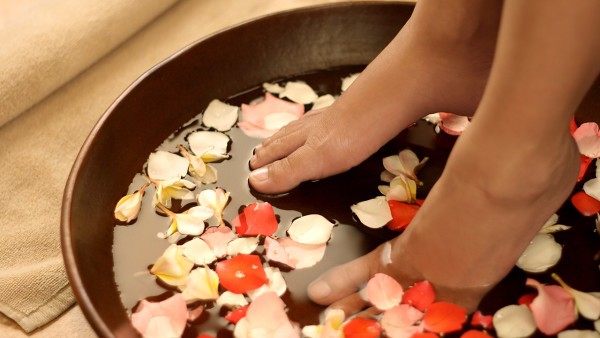 泡脚喝开水能缓解感冒症状吗 疫情下如何防感冒