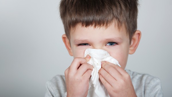 每天早上流鼻涕和打喷嚏是鼻炎吗 小孩鼻炎可以喝荆防颗粒吗