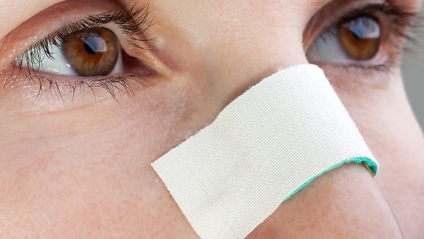 鼻子酸是新冠的初期症状吗 感染新冠吃哪些抗病毒药物好