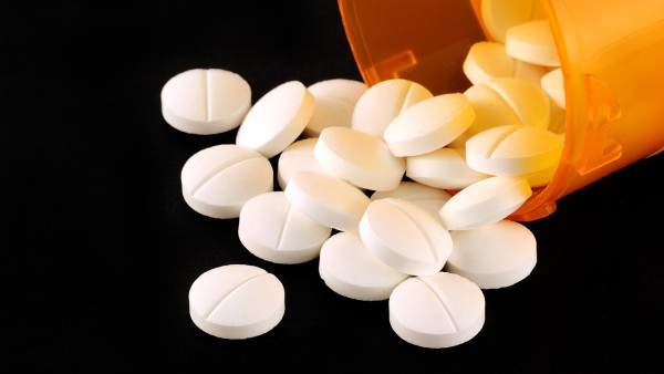 新冠阳性患者该如何选择退烧药使用 退烧药选布洛芬还是对乙酰氨基酚