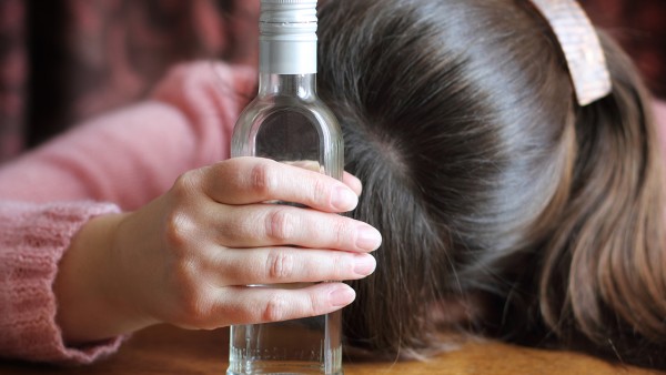 吃盐酸左西替利嗪片能喝酒吗 盐酸左西替利嗪片能和藿香正气胶囊一起吃吗