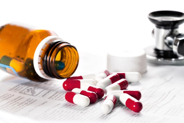 氨咖黄敏胶囊和氯芬黄敏片可以同时服用吗？白云山氯芬黄敏片能和乙酰氨基酚片一起吃吗