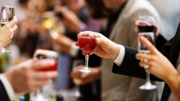 吃盐酸左西替利嗪片能喝酒吗 盐酸左西替利嗪片能和藿香正气胶囊一起吃吗