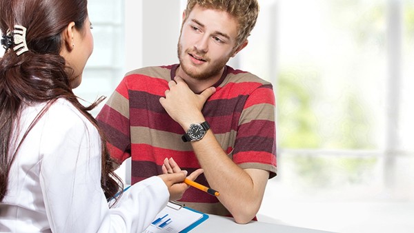 感染奥密克戎喉咙痛吃什么药 头孢地尼胶囊与连花清瘟胶囊可以一起吃吗