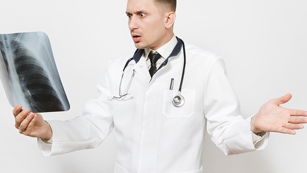 清开灵和阿莫西林能一起吃吗 二十五味肺病胶囊能和清开灵颗粒一起吃吗