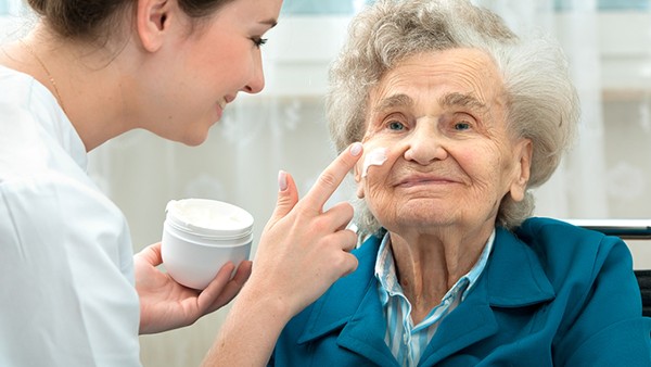 老人腹泻怎么用药治 老人拉肚子口服蒙脱石散能好吗