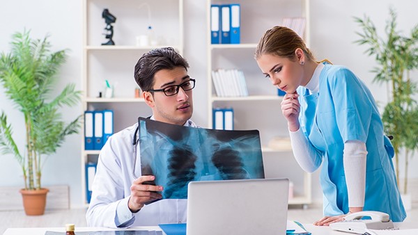 新冠肺炎吃什么药自愈 新亚复方氢溴酸右美沙芬颗粒可以治疗新冠肺炎吗