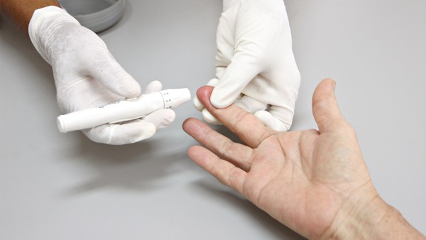 糖尿病尿黄是什么原因 十八味诃子丸与连花清瘟胶囊可以一起吃吗