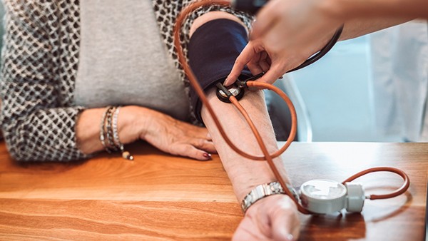 新冠病人的癥狀有哪些 萬(wàn)通藥業(yè)桑菊感冒片可以治療新冠肺炎嗎