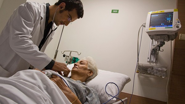 复方伪麻黄碱口服溶液能和双黄连口服液一起吃吗 高血压患者该如何选择感冒药