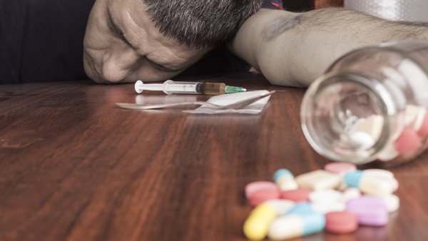 双氯芬酸钠缓释片能和乙酰氨基酚片一起吃吗 该药与对乙酰氨基酚合用会怎样？